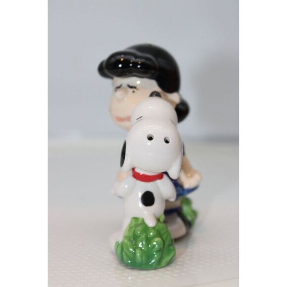 Salt & Pepper Shakers - Peanuts Snoopy kissing Lucy by Westland Giftware - Picture 4 of 5